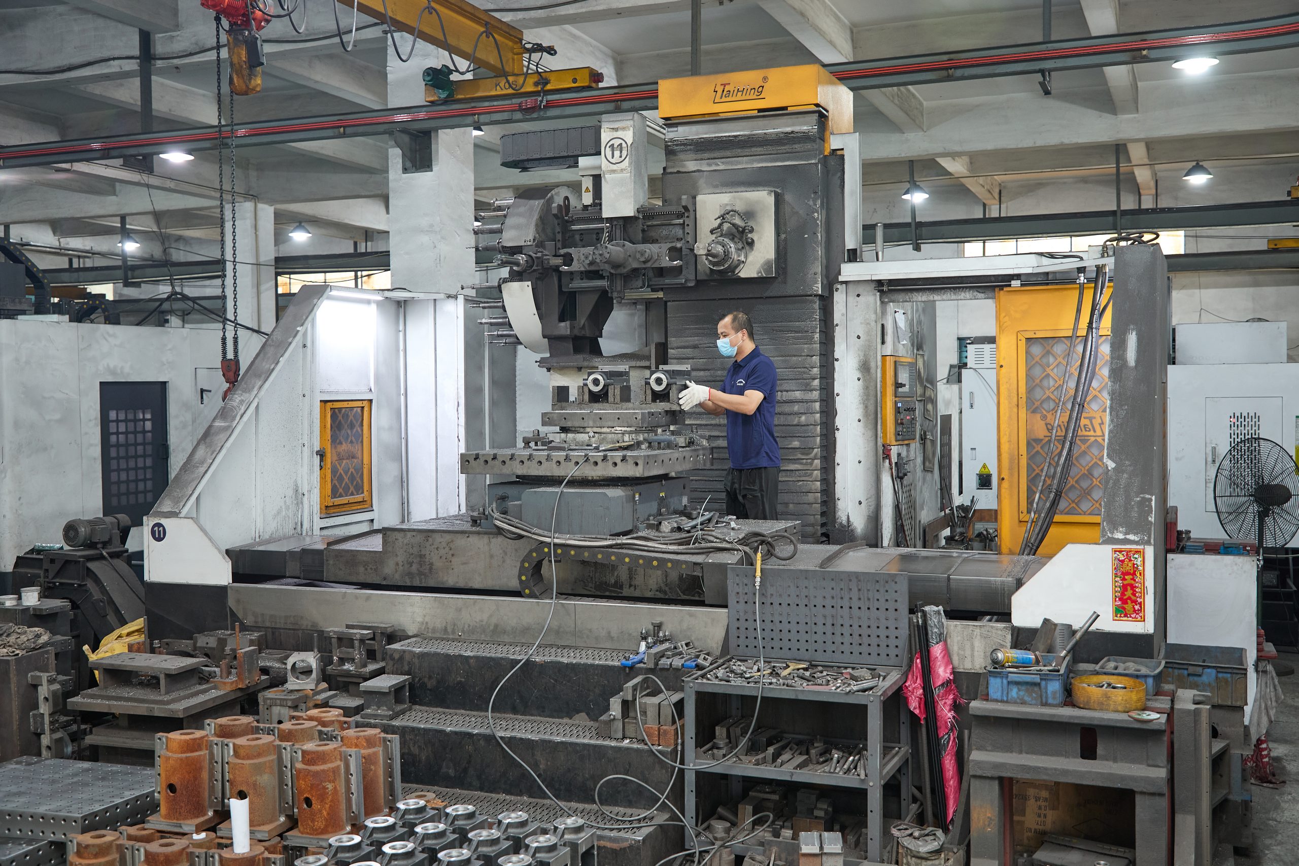 Operario que trabaja en el área de producción de máquinas CNC