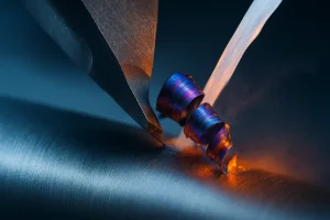 Titanium turning process showing chip formation, tool–chip interface, and coolant flow during Ti-6Al-4V machining.