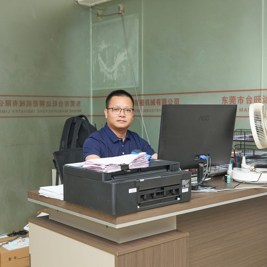 minghe-engineer-at-cad-workstation-2025-10_2