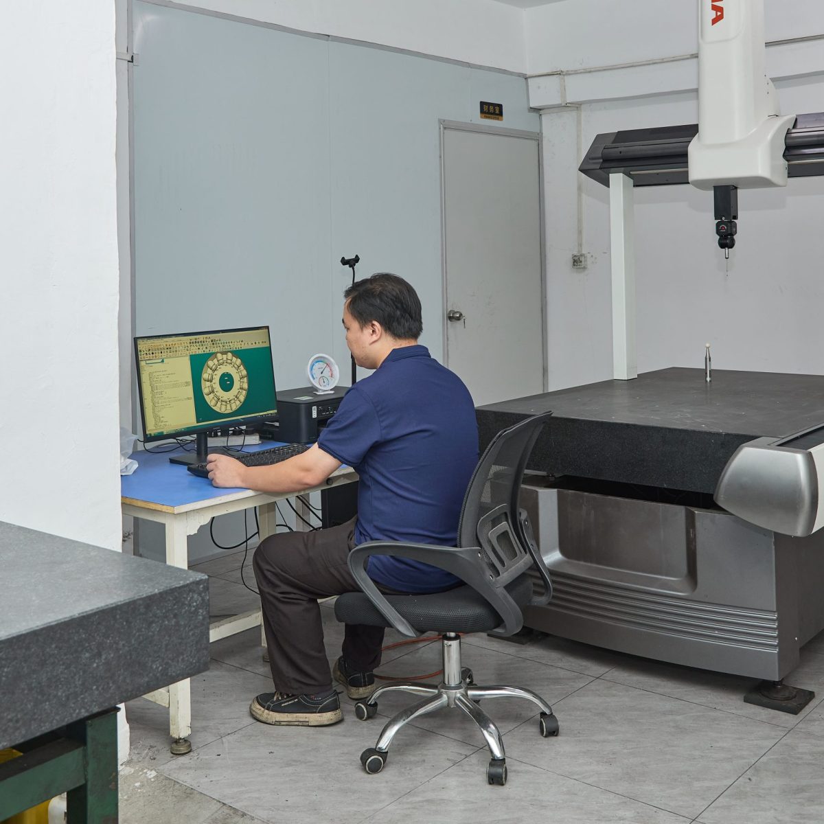 operator_at-machine_production-area_2025-10_1 operator_at-machine_production-area_2025-10_1